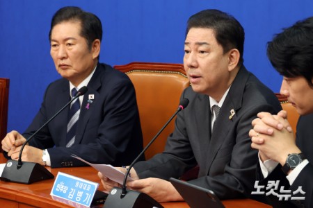더불어민주당 김병기 원내대표가 17일 서울 여의도 국회에서 열린 최고위원회의에서 발언을 하고 있다.