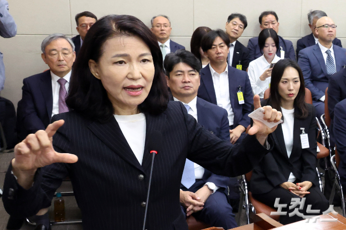 14일 서울 여의도 국회에서 열린 과학기술정보방송통신위원회의 방송미디어통신위원회·방송미디어통신사무소 등 국정감사에 이진숙 전 방송통신위원장이 증인으로 출석해 의원 질의에 답변을 하고 있다. 윤창원 기자