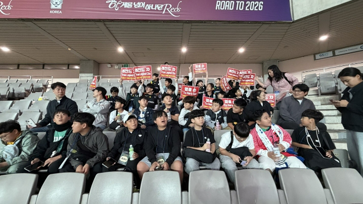 고흥 차범근축구교실 학생들이 서울월드컵경기장에 모여 있다. 고흥군 제공