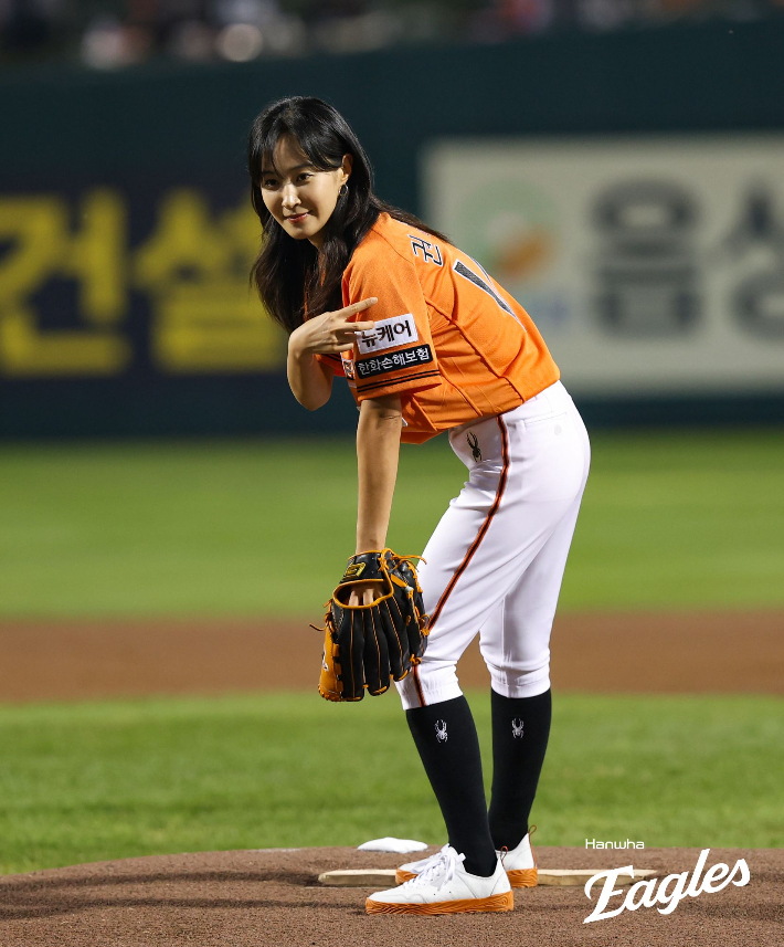 지난달 27일 열린 경기에서 권유리가 시구에 앞서 사인을 전달하는 장면. 한화 제공 