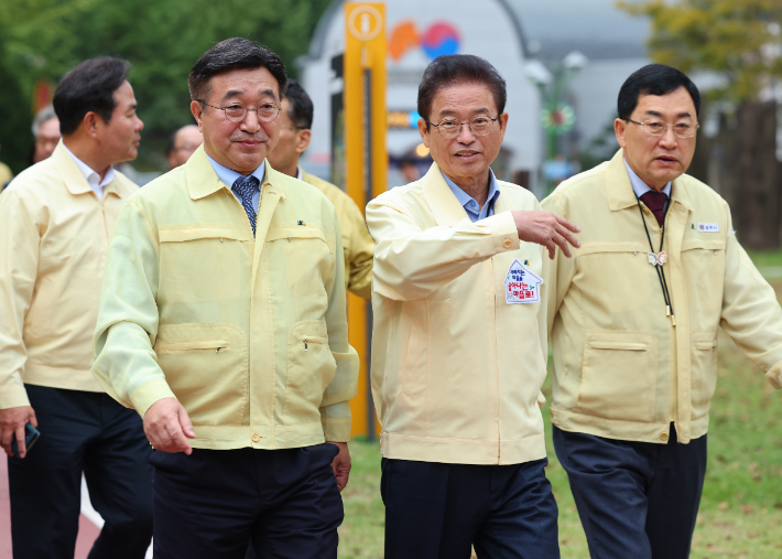 윤호중 행정안전부 장관이 이철우 경북지사, 주낙영 경주시장과 함께 현장을 둘러보고 있다. 경북도 제공