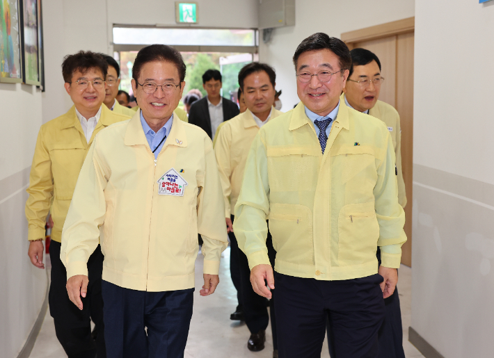 윤호중 행정안전부 장관이 이철우 경북지사 등과 함께 현장을 둘러보고 있다. 경북도 제공