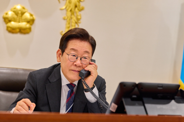 이재명 대통령이 16일 용산 대통령실에서 아누틴 찬위라꾼 태국 총리와 취임 후 첫 통화를 하고 있다. 연합뉴스