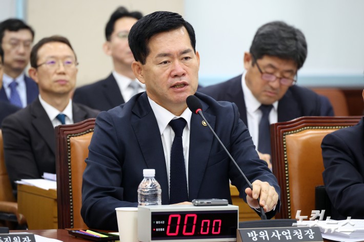 17일 서울 여의도 국회에서 열린 국방위원회의 방위사업청·국방과학연구 등 국정감사에서 석종건 방위사업청장이 의원 질의에 답변을 하고 있다.