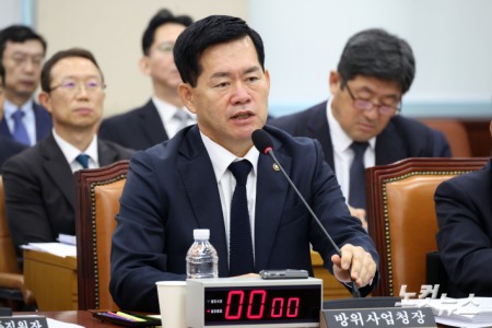 17일 서울 여의도 국회에서 열린 국방위원회의 방위사업청·국방과학연구 등 국정감사에서 석종건 방위사업청장이 의원 질의에 답변을 하고 있다.