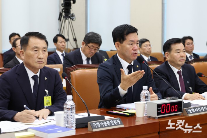 17일 서울 여의도 국회에서 열린 국방위원회의 방위사업청·국방과학연구 등 국정감사에서 석종건 방위사업청장이 의원 질의에 답변을 하고 있다.