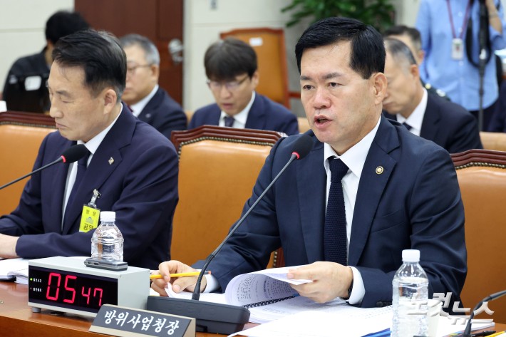 17일 서울 여의도 국회에서 열린 국방위원회의 방위사업청·국방과학연구 등 국정감사에서 석종건 방위사업청장이 의원 질의에 답변을 하고 있다.