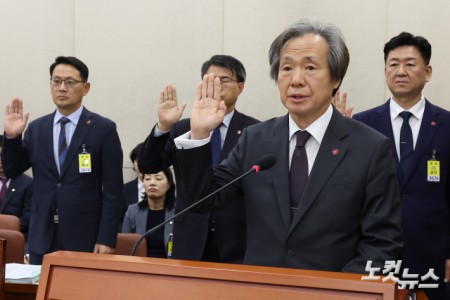 17일 서울 여의도 국회에서 열린 보건복지위원회의 국민건강보험공단·건강보험심사평가원 국정감사에서 정기석 국민건강보험공단 이사장이 선서를 하고 있다.