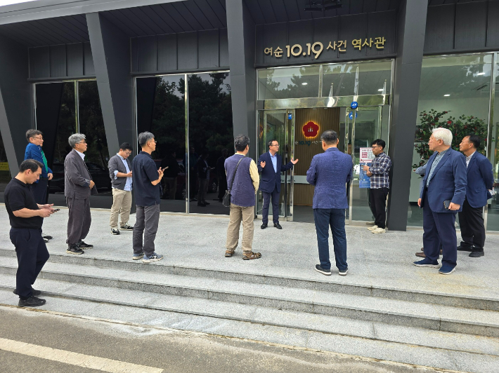 지역NCC전국협의회 회장단이 여순사건 역사관 입구에 모여 있다. 고영호 기자