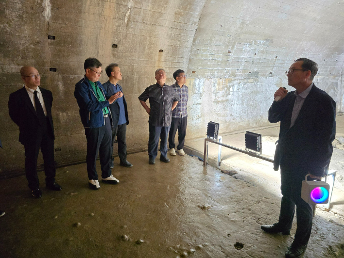 정병진 목사(우측)가 무기고에서 설명하고 있다. 고영호 기자