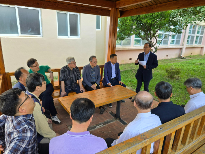 여수 중앙초등학교에서 여순항쟁 당시 설명을 듣고 있다. 고영호 기자