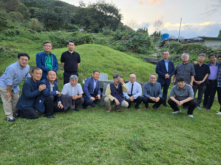 지역NCC전국협의회 회장단이 만성리 형제묘 앞에서 단체촬영했다. 고영호 기자