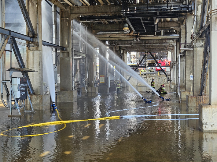 17일 오전 10시42분쯤 울산시 남구 용연동 SK에너지 공장에서 화재가 발생해 5명이 중경상을 입었다. 울산소방본부 제공