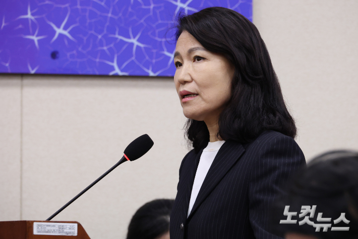 14일 서울 여의도 국회에서 열린 과학기술정보방송통신위원회의 방송미디어통신위원회·방송미디어통신사무소 등 국정감사에 이진숙 전 방송통신위원장이 증인으로 출석해 의원 질의에 답변을 하고 있다. 윤창원 기자