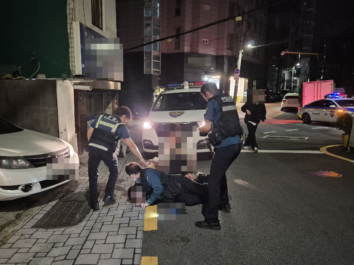 16일 오전 1시쯤 부산 남구 문현동의 한 길거리에서 차량털이범 30대 남성이 경찰에 붙잡혔다. 부산경찰청 제공