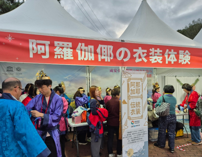 전통의상 체험. 경남도청 제공 