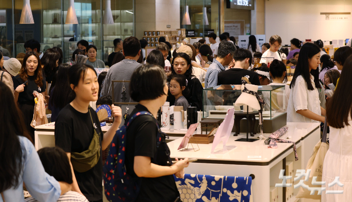 최근 '케이팝 데몬 헌터스' 등 K-콘텐츠의 흥행과 여름방학 극성수기가 맞물리며 국립중앙박물관을 찾는 관람객이 크게 증가한 가운데 11일 오전 서울 용산구 국립중앙박물관 공식 굿즈 매장 '뮷즈샵'이 관람객들로 북적이고 있다.  국립중앙박물관에 따르면 지난달(7월1~30일 집계) 관람객 수는 69만4552명(내국인 66만8792명, 외국인 2만5760명)이었다. 지난해 같은 기간 33만8868명의 배를 넘는 수치다. 7월 말까지 누적 관람객수는 341만875명으로, 전년 동기 대비 72% 증가했다. 류영주 기자