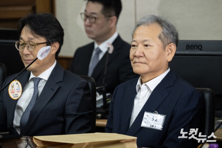 수용번호 단 채 피고인석 앉은 이상민