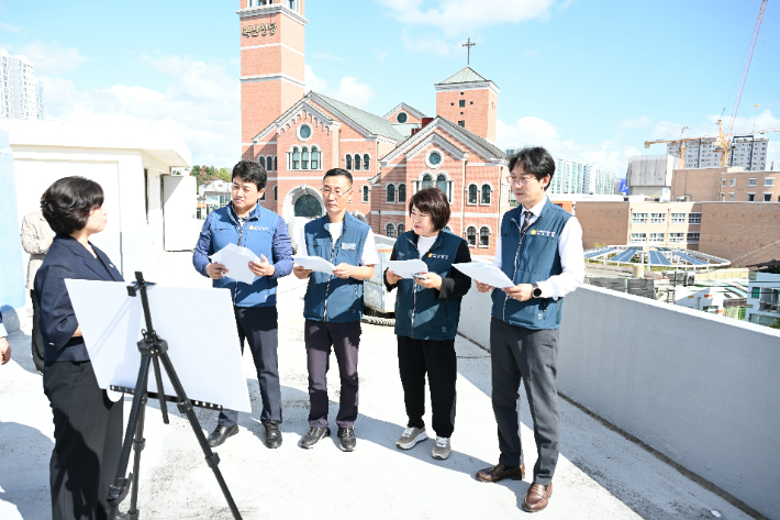 울산 중구의회 복지건설위원회는 17일 제277회 중구의회 임시회 기간 중 중부권 노인복지관 사업대상지를 찾아 사업 추진 현황을 점검했다. 중구의회 제공