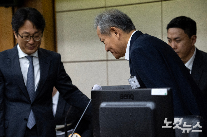 이상민 전 행정안전부 장관이 17일 서울 서초구 서울중앙지법에서 열린 내란 중요임무 종사 등 혐의 첫 공판기일에 출석해 인사하고 있다. 사진공동취재단