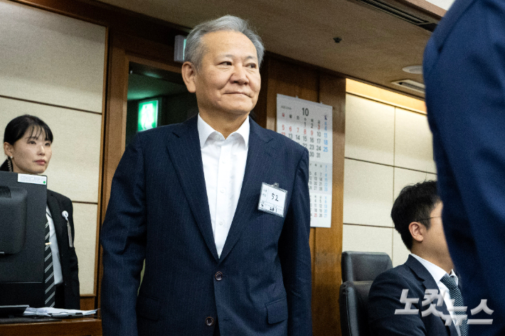이상민 전 행정안전부 장관이 17일 서울 서초구 서울중앙지법에서 열린 내란 중요임무 종사 등 혐의 첫 공판기일에 출석하고 있다. 사진공동취재단