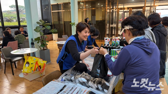(사)강릉YWCA가 17일 강릉중앙감리교회 길카페에서 목적사업 및 자립준비청년 기금마련 '2025 강릉YWCA 하루카페'를 개최했다. 최진성 아나운서