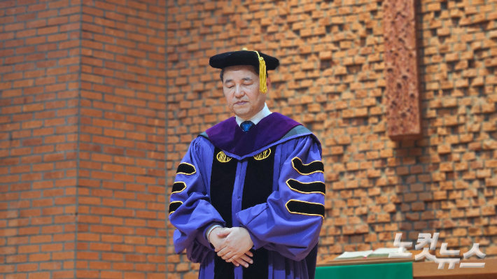 17일 장로회신학대 제23대 총장에 취임한 박경수 총장이 기도하고 있다. 송주열 기자  