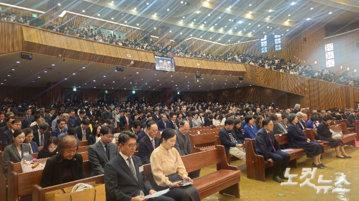 장로회신학대 총장 이,취임예식이 17일 오전 서울 광진구 광장로 장로회신학대 한경직기념예배당에서 열렸다. 학생들과 교직원, 동문, 교단 관계자들이 총장 임기를 위한 합심기도를 하고 있다. 송주열 기자
