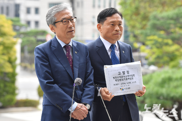 원순석 5.18기념재단 이사장이 지난해 10월 14일 오전 서울 서초구 대검찰청 민원실 앞에서 노태우 일가(김옥숙, 노재헌, 노소영)의 범죄수익은닉규제처벌법과 특정범죄가중처벌법 위반에 대한 고발장 접수하기 전 고발 취지를 설명하고 있다. 류영주 기자