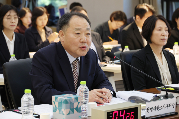 손인혁 헌법재판소 사무처장이 17일 서울 종로구 헌법재판소에서 열린 헌법재판소 등에 대한 법제사법위원회 국정감사에서 의원질의에 답하고 있다. 연합뉴스