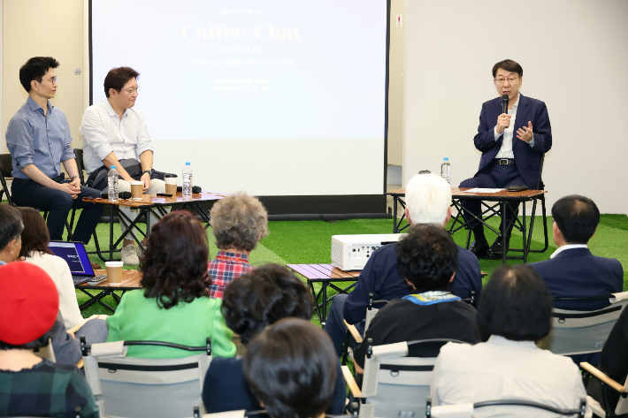 우범기 전주시장이 17일 완산구 웨딩거리 상인회장을 비롯한 골목 상인과 청년 상인들, 상권 정책 전문가들과 간담회를 했다. 전주시 제공