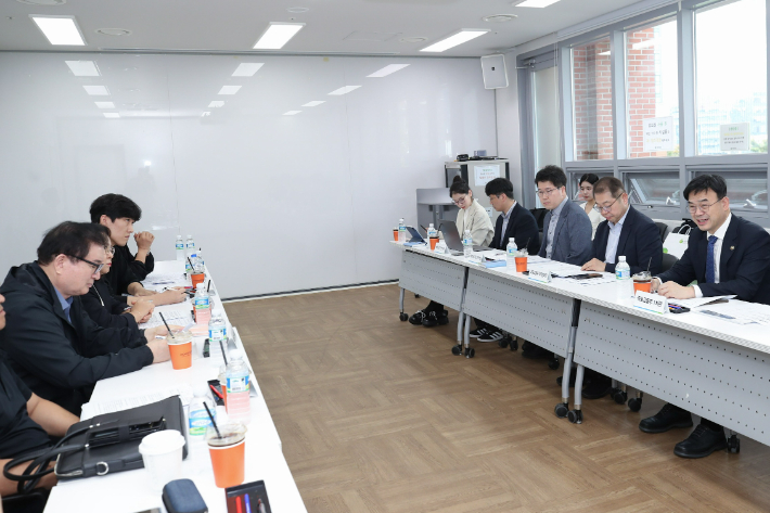 국토교통부 이상경(오른쪽) 1차관은 17일 오후 서울 중구 정동 국토발전전시관에서 서울과 부산, 경기 등 주요 시도 지역주택조합 조합원들과 간담회를 가졌다. 국토교통부 제공