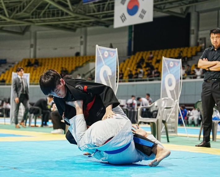 한동수 관장이 강지우 군의 경기를 지켜보고 있다. 인스타그램 캡처