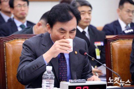 안규백 국방부 장관이 17일 서울 여의도 국회에서 열린 법제사법위원회의 군사법원에 대한 국정감사에서 물을 마시고 있다.