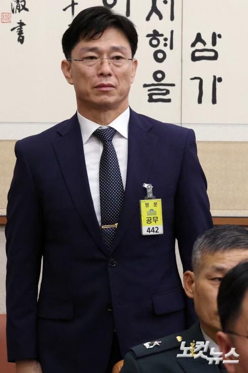 임성근 전 해병대1사단장이 17일 서울 여의도 국회에서 열린 법제사법위원회의 군사법원에 대한 국정감사에 증인으로 출석해 인사를 하고 있다.