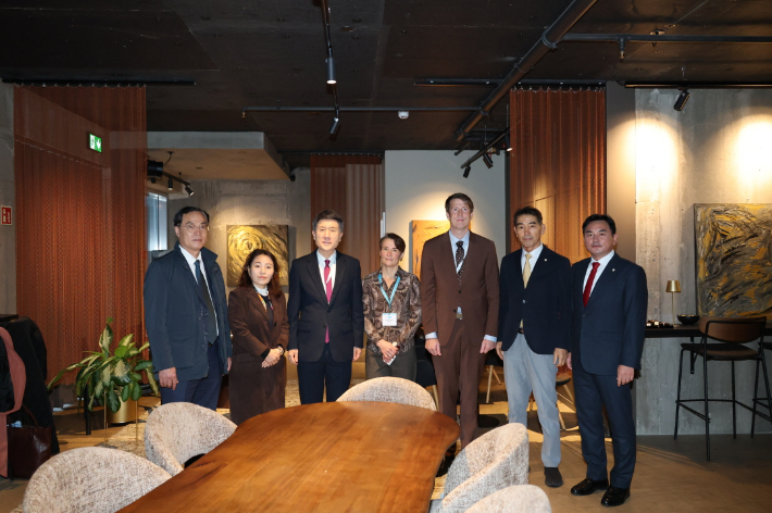 포항시 대표단이 아바야 칼쇼이 크누덴 AEC 의장과 만남을 가졌다. 포항시 제공