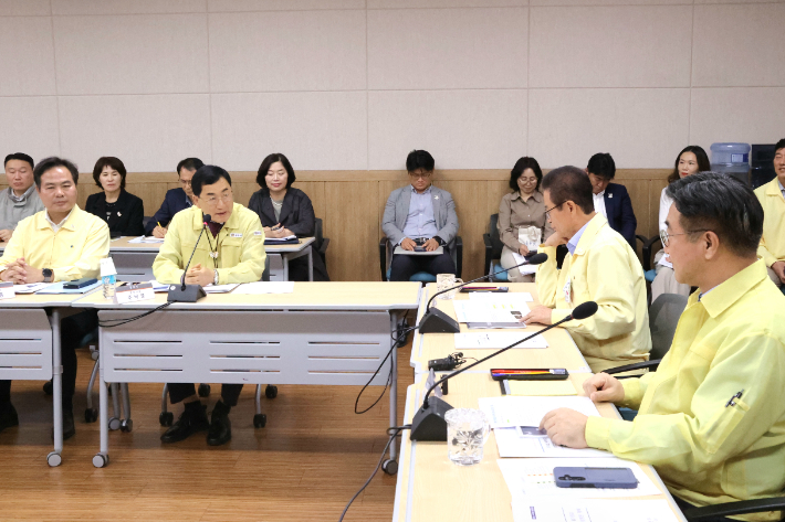 윤호중 행정안전부 장관이 지난 16일 황룡원에서 주낙영 경주시장과 함께 2025 APEC 정상회의 대비 안전관리 및 물가안정 대책을 점검하고 있다. 경주시 제공