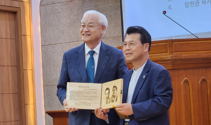 장헌권 목사(오른쪽)가 제5회 고영근 목민애민상을 수상했다. 사진은 16일 서울 종로구 한국기독교회관에서 열린 시상식에서 크로스로드 대표 정성진 목사(왼쪽)가 상패를 전달하고 있는 모습. 사진 목민연구소