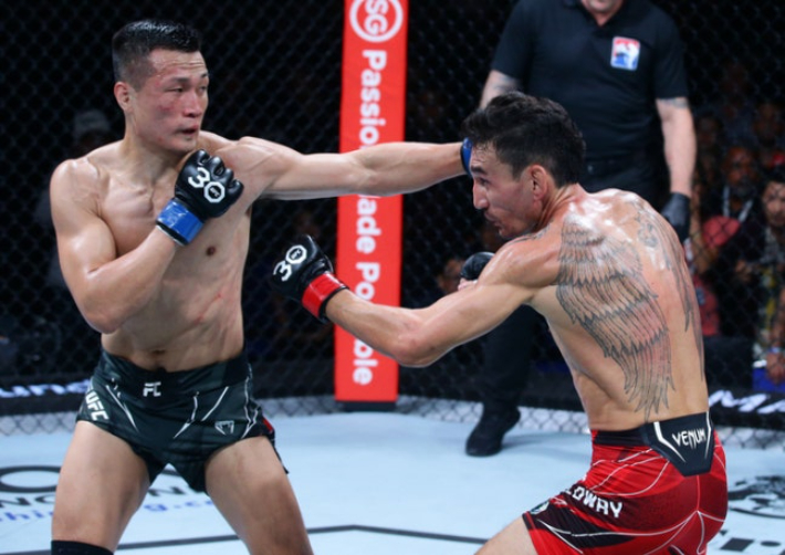 정찬성이 지난 2023년 8월 26일(현지시간) 싱가포르 인도어 스타디움에서 열린 'UFC 파이트 나이트: 할로웨이 vs 코리안 좀비' 메인 이벤트 페더급 경기에서 맥스 할로웨이와 경기를 벌이고 있다. UFC 제공