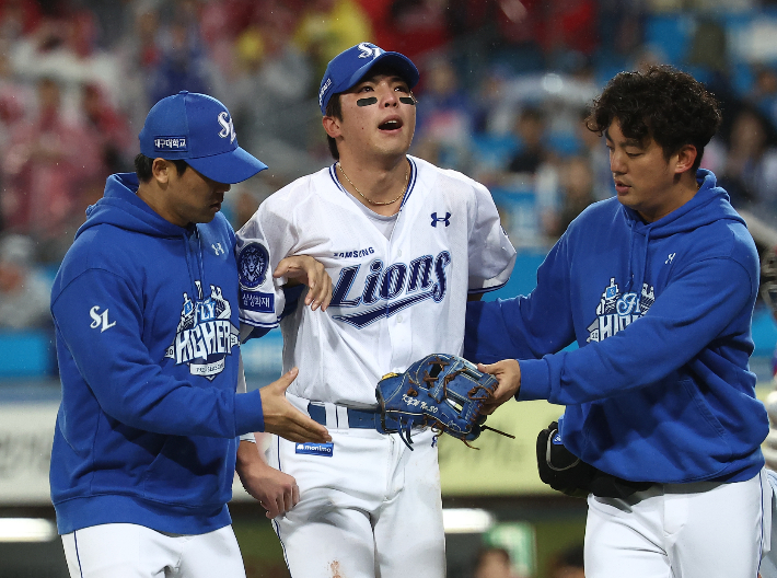 13일 대구 삼성 라이온즈 파크에서 열린 2025 KBO 프로야구 포스트 시즌 준플레이오프 3차전 SSG 랜더스와 삼성 라이온즈의 경기. 8회초 1사 SSG 에레디아 타격 때 수비를 시도하던 김영웅이 고통을 호소하며 교체되는 모습. 연합뉴스 