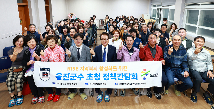 손병복 울진군수가 경북전문대학교 울진캠퍼스에서 특강을 갖고 기념사진을 촬영하고 있다. 울진군 제공