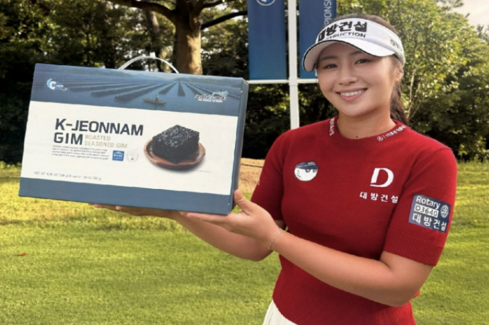 오는 19일까지 전남 해남 파인비치에서 열리는 LPGA BMW 레이디스 챔피언십에 출전한 이정은6 선수가 K 전남 김을 들고 있디. 전라남도 제공