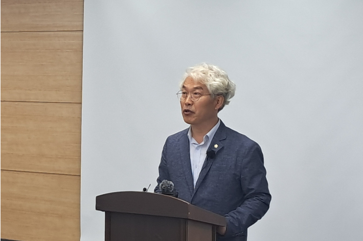 한승우 전주시의원이 지난해 5월 16일 기자회견을 열고 리사이클링타운 사고의 책임이 전주시와 운영사에 있다고 밝혔다. 최명국 기자
