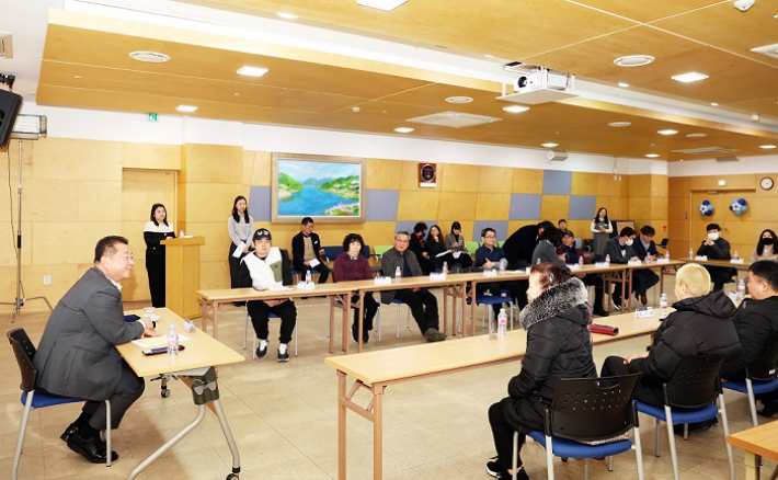 김경일 파주시장이 지난해 1월 11일 착한가격업소 이동시장실에서 소상공인의 제안을 듣고 있다. 파주시 제공
