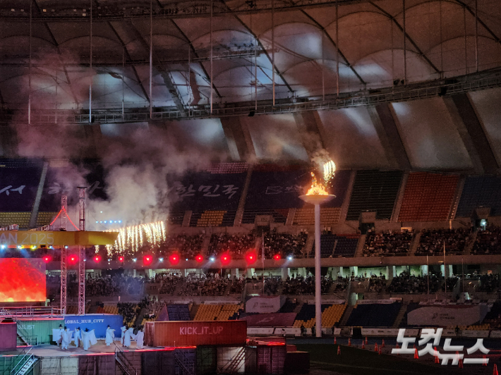 17일 부산아시아드주경기장에서 열린 제106회 전국체육대회 개회식에서 성화대에 불이 점화되고 있다. 정혜린 기자