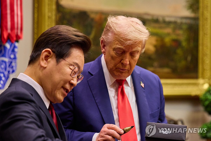 (워싱턴=연합뉴스) 한상균 기자 = 이재명 대통령이 25일(현지시간) 미국 워싱턴DC 백악관에서 열린 한미 정상회담에서 도널드 트럼프 미국 대통령에게 방명록 작성 때 쓴 만년필을 선물하고 있다. 2025.8.26 [공동취재] xyz@yna.co.kr 연합뉴스