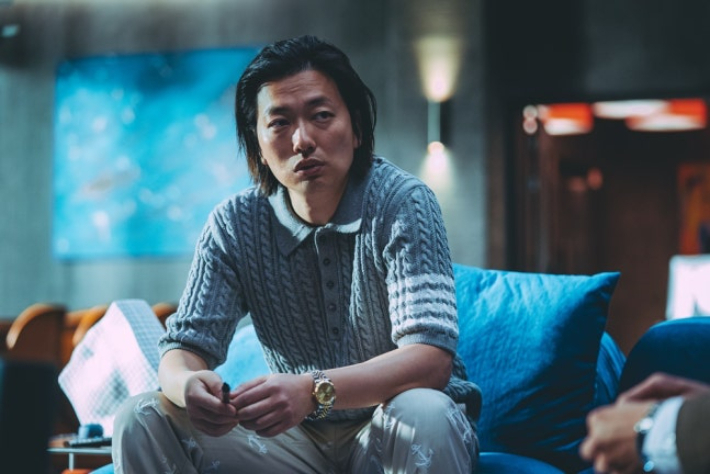 영화 <범죄도시4>(2024) 속 '장동철' 캐릭터. 이동휘 배우가 연기한 이 악당은 작품 속에서 전자담배를 즐겨 피운다. 영화사 제공 