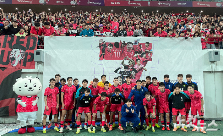 대한민국 남자 축구 대표팀 선수들이 14일 서울 상암동 서울월드컵경기장에서 열린 축구 국가대표팀 친선경기 대한민국과 파라과이의 경기를 2대0으로 승리한 후 관중들과 기념촬영을 하고 있다. 류영주 기자