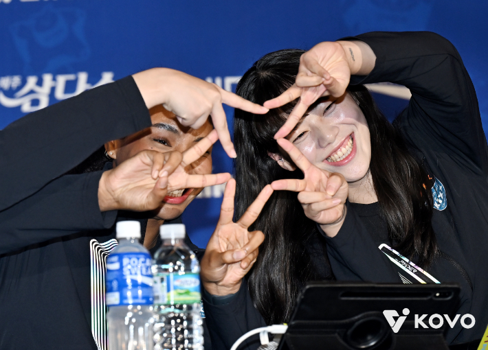 GS칼텍스 레이나와 유서연. 한국배구연맹