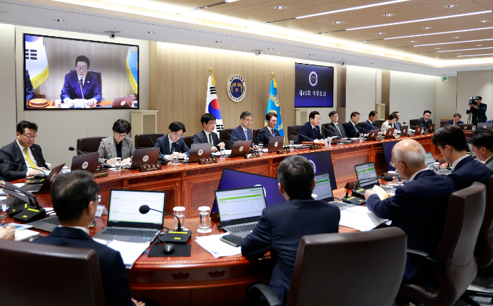 이재명 대통령이 서울 용산 대통령실 청사에서 열린 국무회의를 주재하고 있다. 연합뉴스